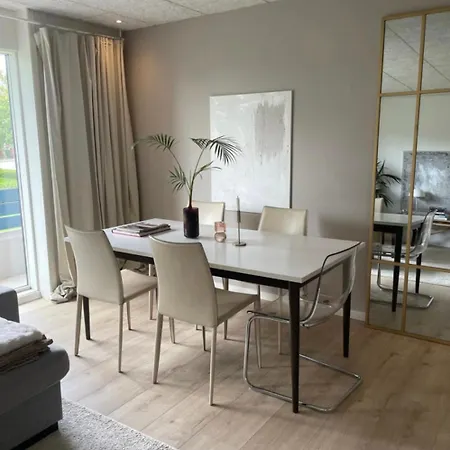 Apartment Luksus Med Altan, Have Og Fri Parkering